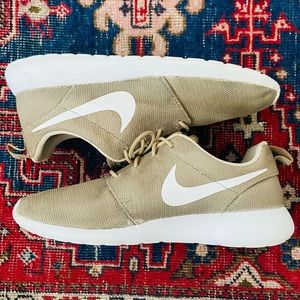 Men’s Nike Roshe One, Sand White Color, Sz. 11.
﻿The breathable Nike Roshe One
